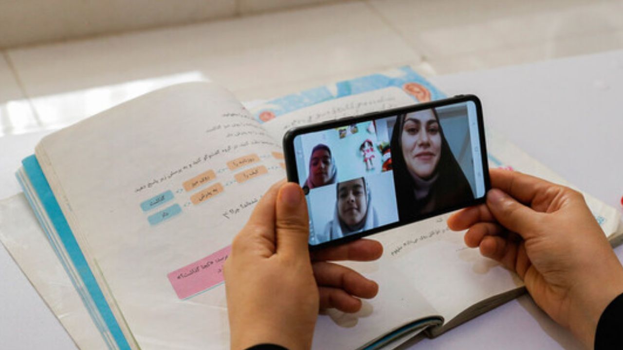 چرا با وجود ممنوعیت، برخی مدارس سراغ پیام‌رسان‌های خارجی می‌روند؟
