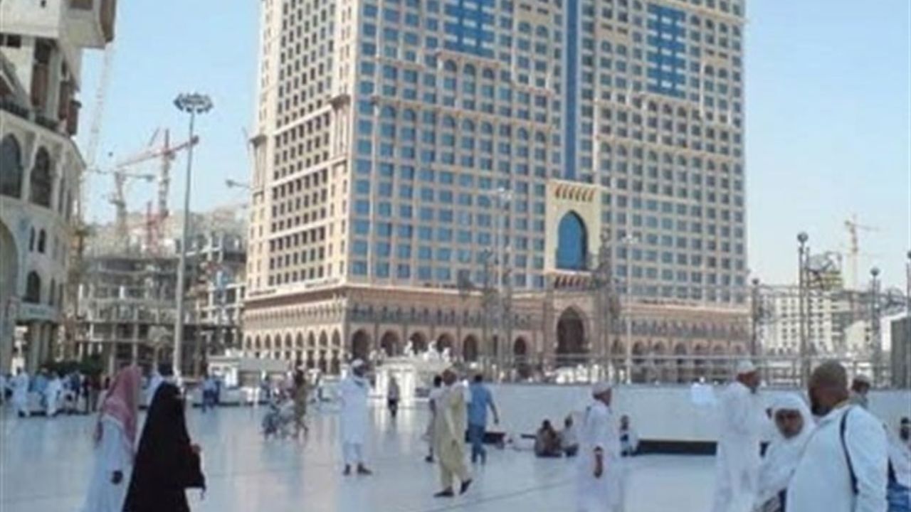 برخورد خودرو با یکی از درهای مسجدالحرام