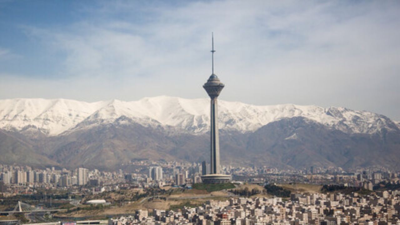 نقش بستن نام «حضرت محمد(ص)» برروی برج میلاد