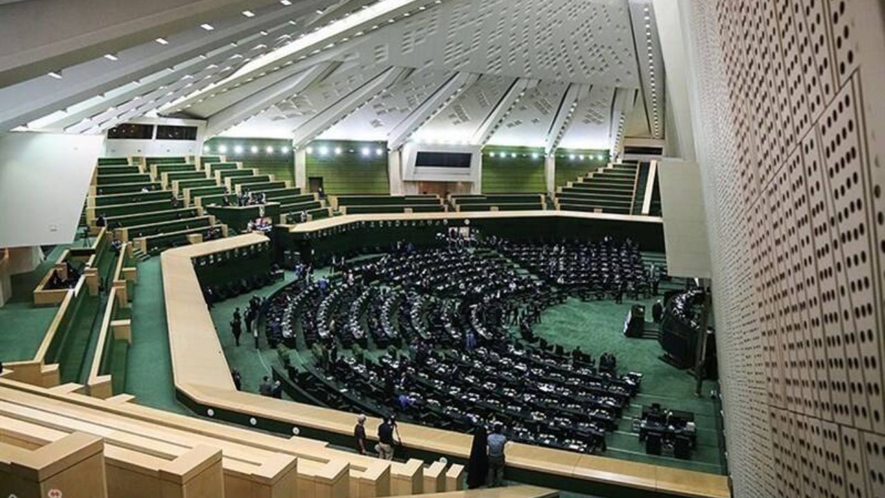 ادامه منازعه دولت و مجلس بر سر برنامه‌های اقتصادی و حمایت معیشتی