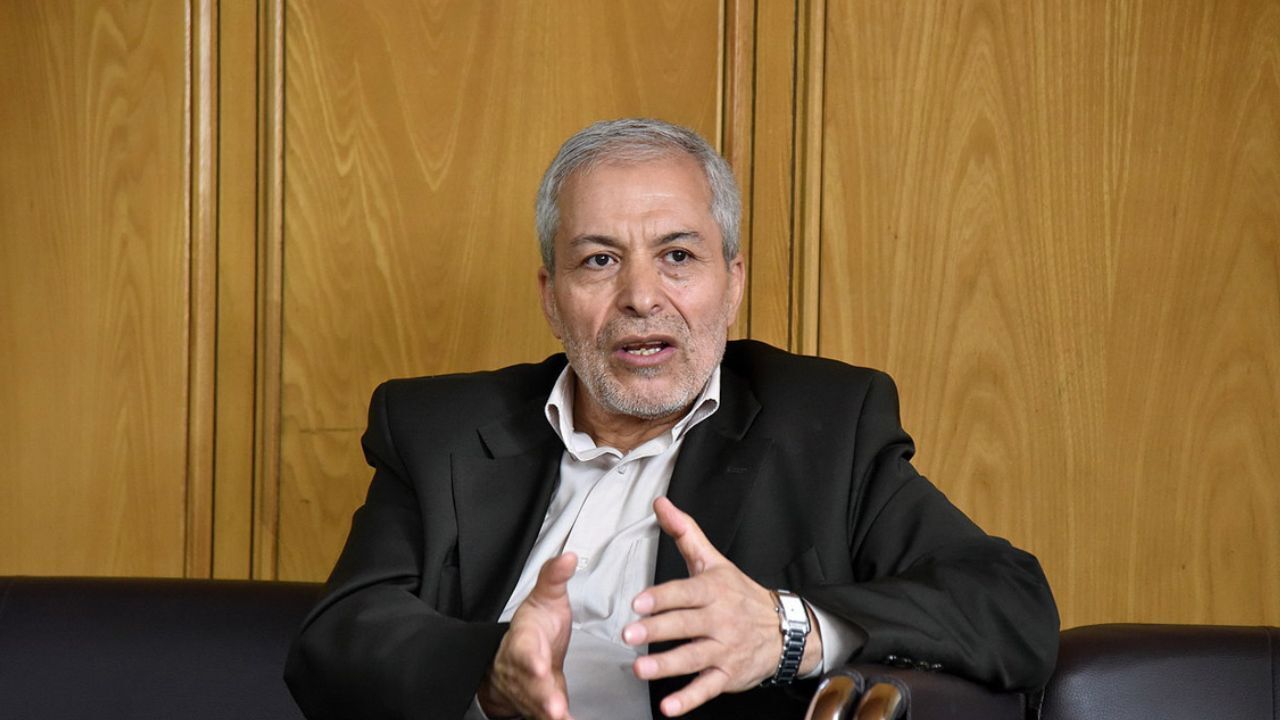 گروهی که اوضاع را برای خود ایده‌آل می‌بینند با هر تغییری در قانون اساسی مخالفت می‌کنند