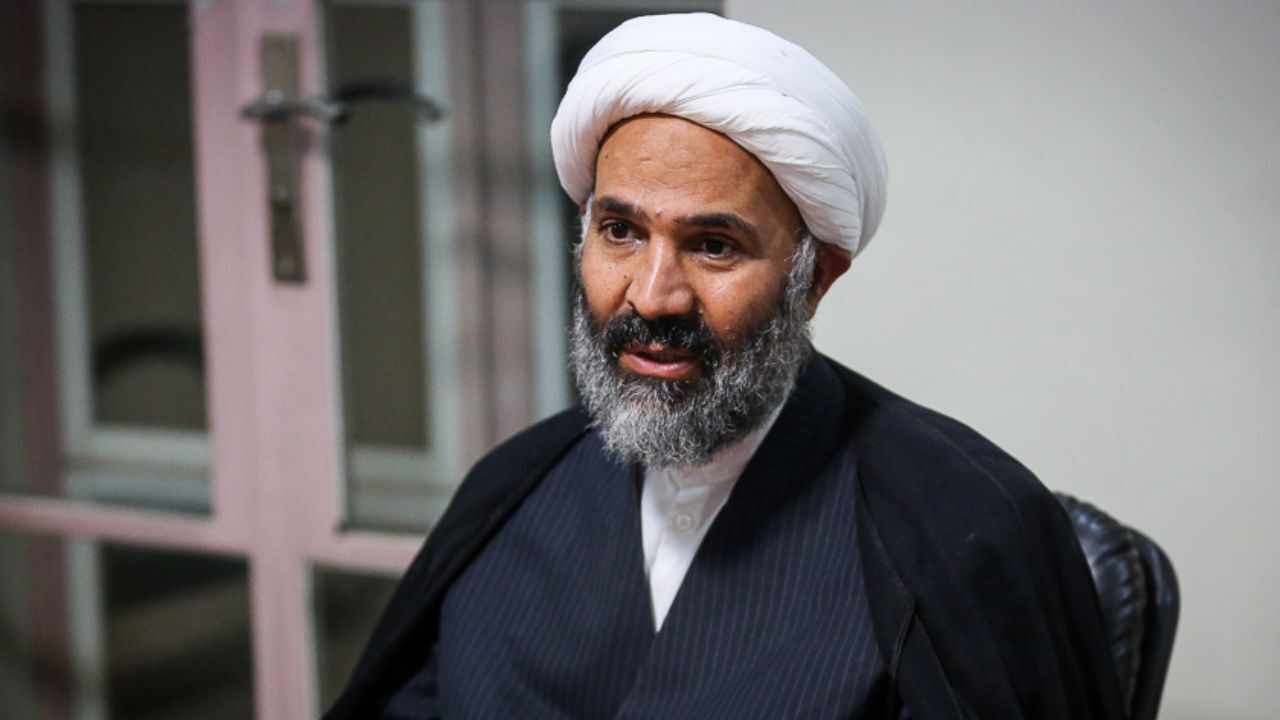 دلایل زیادی وجود دارد که مدرک تحصیلی رئیس‌جمهور معتبر نیست