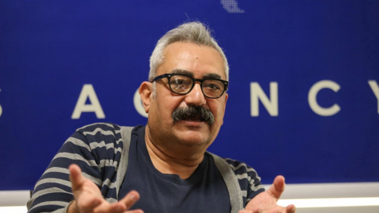 فرزاد مؤتمن در «خارج از کادر» از فیلم‌ها و سریال‌های خود می‌گوید