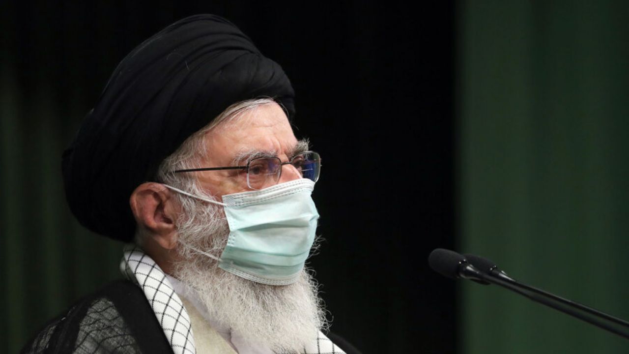 نماز میت رهبر انقلاب بر پیکر آیت‌الله مصباح‌‌یزدی + ویدئو و عکس