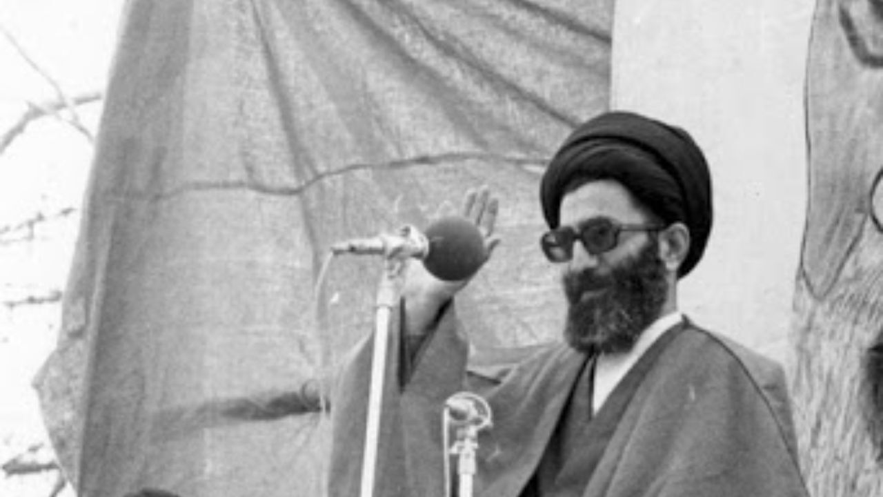 اولین امامت نمازجمعه آیت‌الله خامنه‌ای با حضور منتظری و بازرگان+ عکس