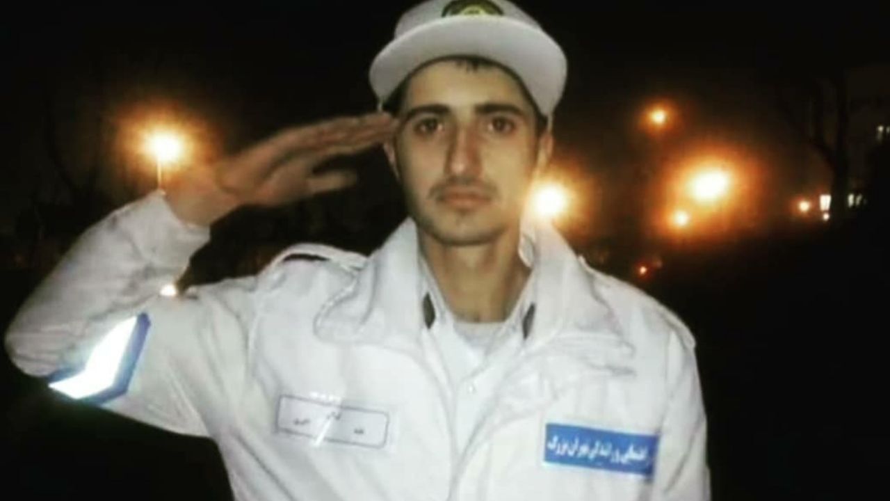 سرباز راهور، عابد اکبری: ترسی از نماینده مجلس نداشتم چون می‌دانستم حق با من است/ از روزی که به تهران آمدم قول دادم پای قانون بایستم/ علی اکبری، پدر سرباز: حرفی با نماینده مجلس ندارم، فقط برایش متاسفم/ برخی گفتند پیگیر ماجرا نشوید، شاید مشکلی برایتان رخ بد