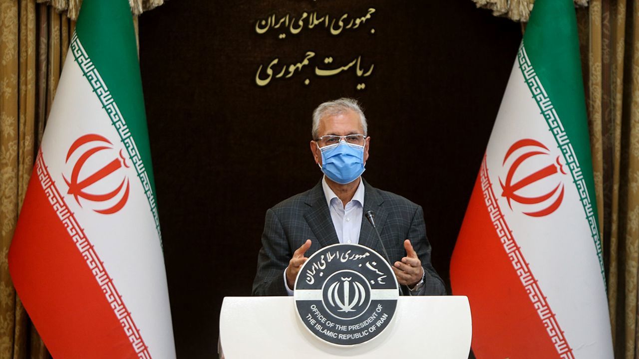 واکسیناسیون گروه‌های پرخطر از دهه فجر آغاز می‌شود / فعلا برنامه‌ای برای مذاکره با آمریکا وجود ندارد / موضع دولت به ماجرای سیلی خوردن یک سرباز