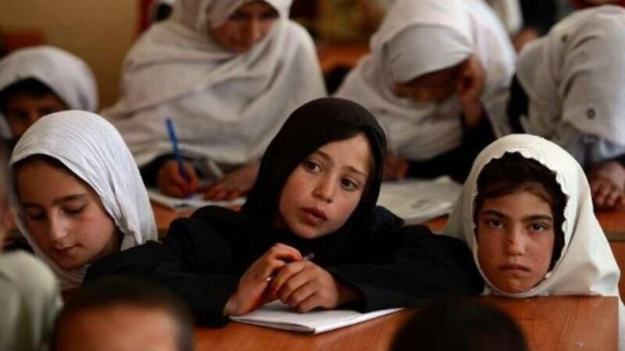 مدیران نباید کارنامه دانش آموزان را گرو بگیرند