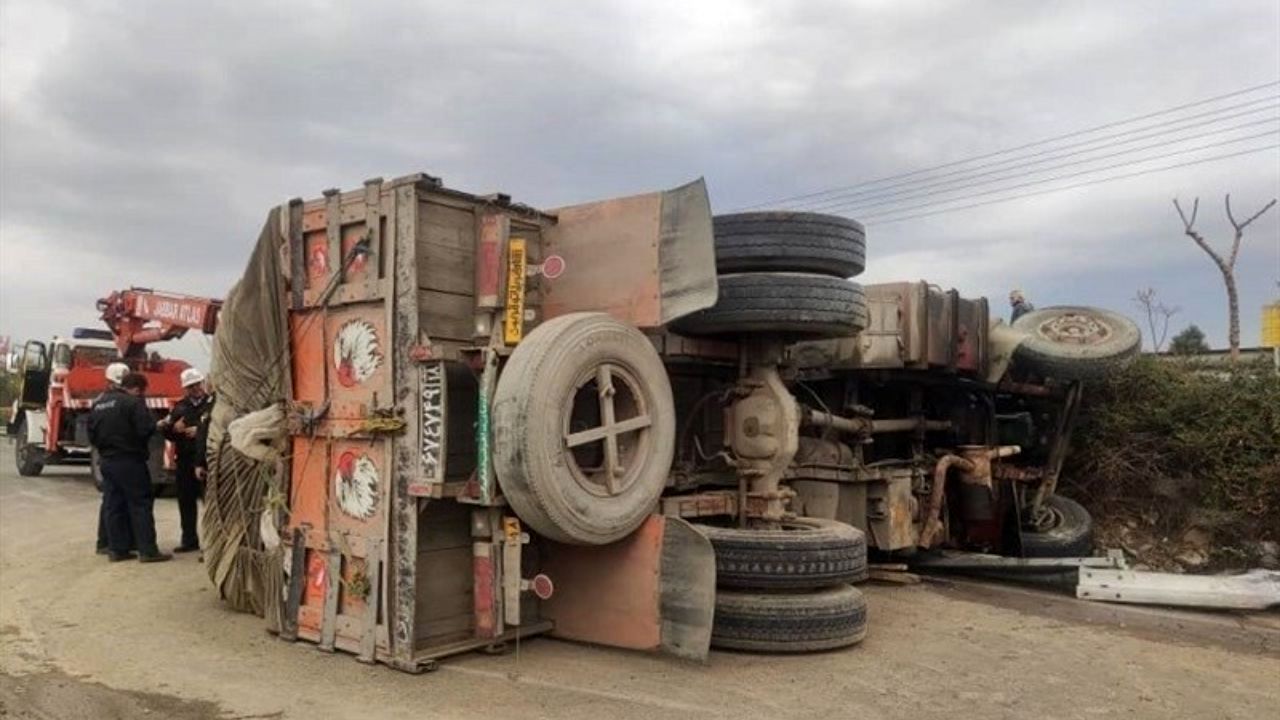 واژگونی کامیون در بزرگراه آزادگان