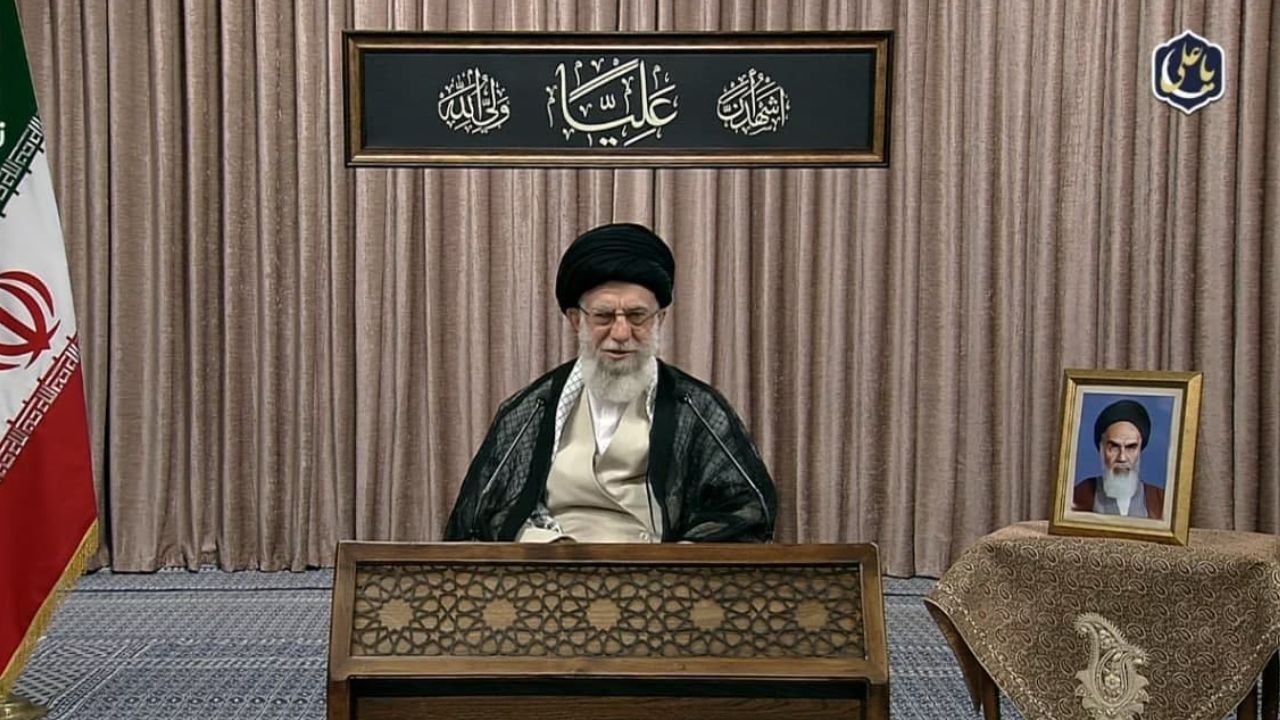 آغاز سخنرانی رهبر انقلاب همزمان با روز کارگر و روز معلم