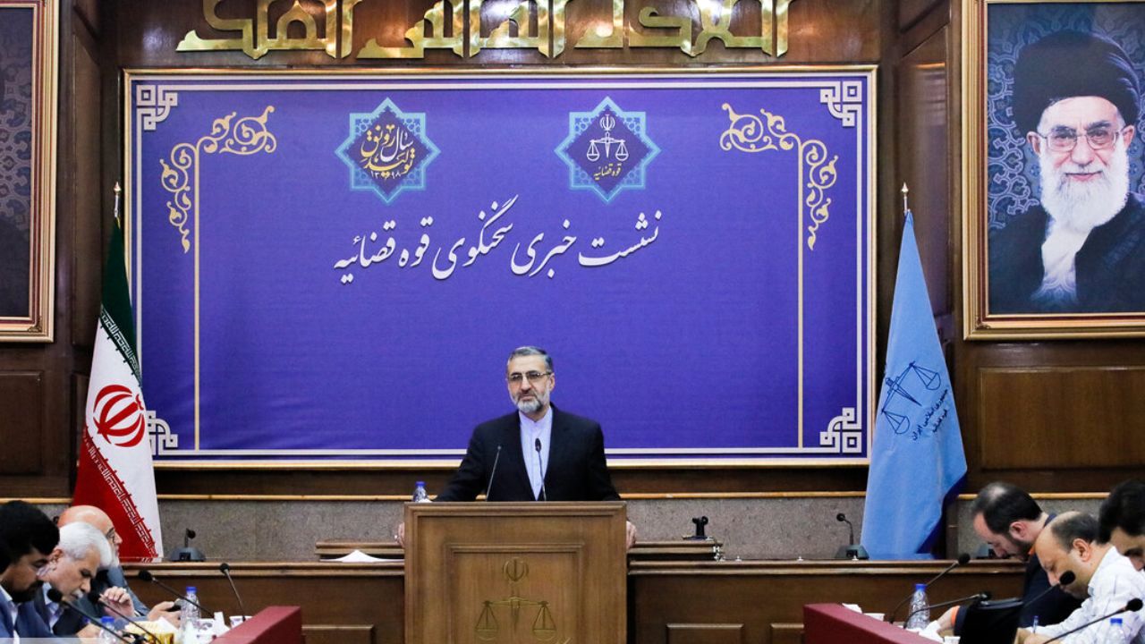 نازنین زاغری آزاد است/ کسانی که در انتشار فایل صوتی ظریف نقش داشتند ممنوع الخروج شده اند/ قریب به 20 نفر احضار شده اند/ بخشی از امور به وزارت اطلاعات و بخشی به اطلاعات سپاه محول شده/ بیش از 200 نفر از پرسنل قوه قضاییه دستگیر شده اند/
