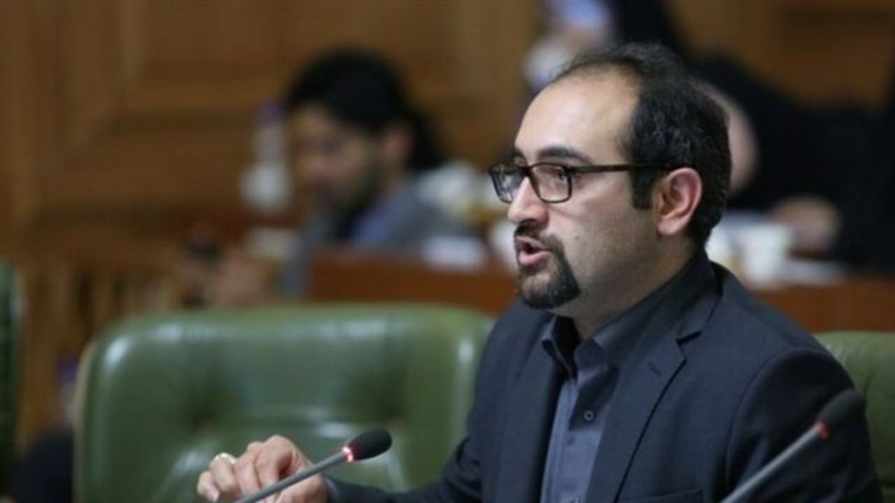 آذری جهرمی در الفاظی که به کار می برد دقت کند/در کابینه روحانی کسی حامی استقلال نیست