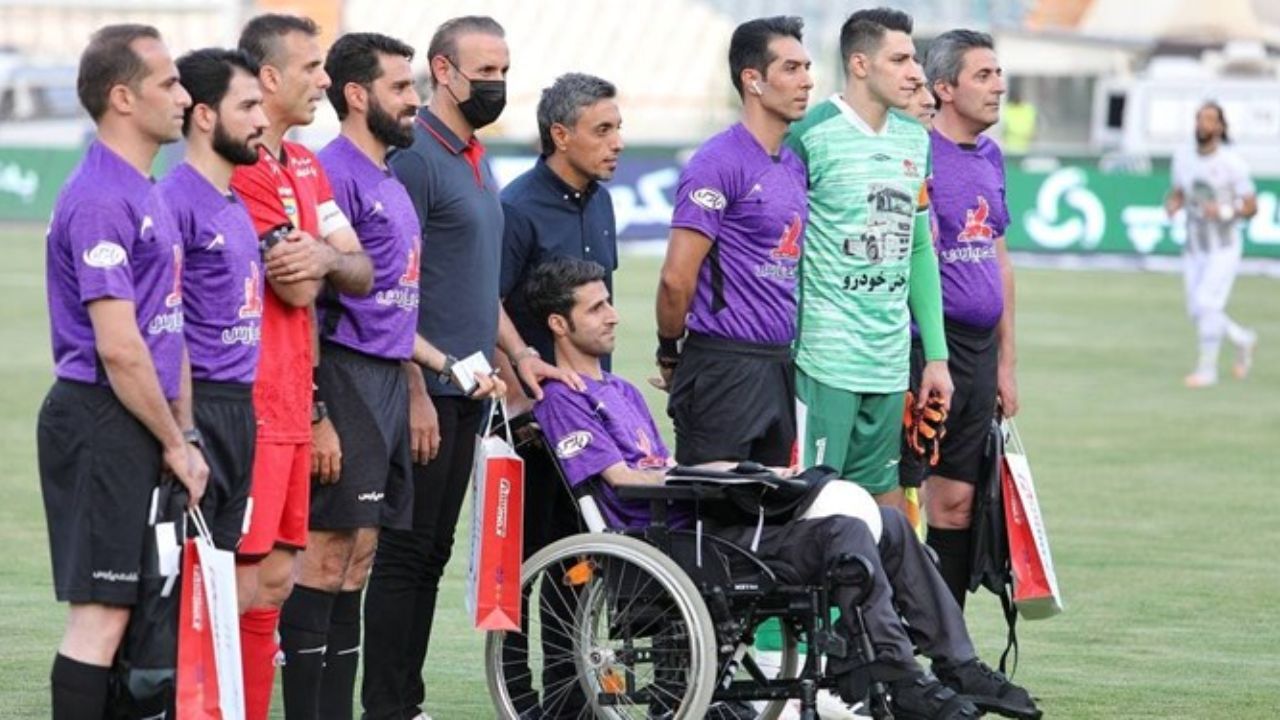 داوران سوپرجام با گوشی موبایل وارد زمین شده‌اند!/ در هیچ جای جهان چنین چیزی رخ نمی‌دهد