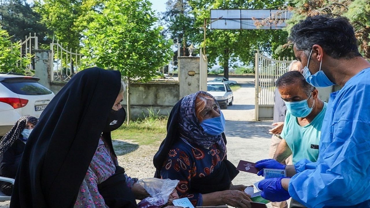 مراجعه بدون نوبت سالمندان، علت شلوغی مراکز واکسیناسیون/ یک میلیون و 300 هزار نفر در انتظار تزریق دوز دوم کرونا