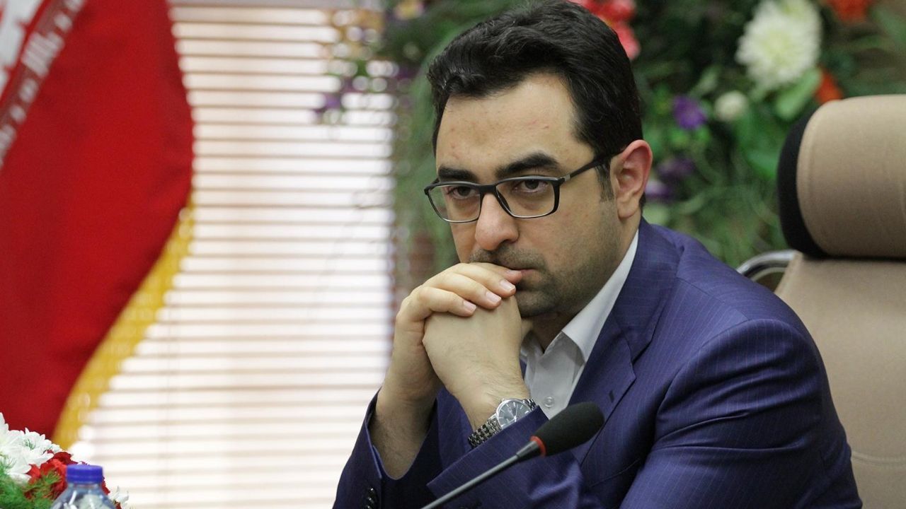 در ادامه ماجرای اختلالات بازار ارز و احکام متهمین / احمد عراقچی: بانک مرکزی در 40 سال گذشته از طریق اشخاص ارز فروخت / در زمان بنده هیچ رشوه‌ای پرداخت نشد / اگر به گذشته برگردم، باز هم دخالت در معاملات فردایی را انجام می‌دهم