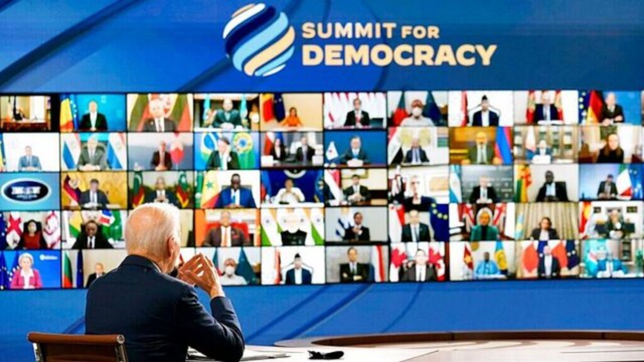 کشورهای دموکراتیک برای رویارویی با چالش‌های پیش‌رو نیاز به "قهرمان" دارند