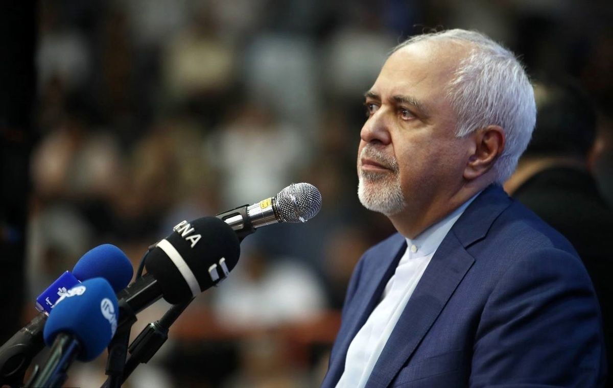 ظریف با همسرش برای رای دادن به حسینیه جماران آمد + تصاویر
