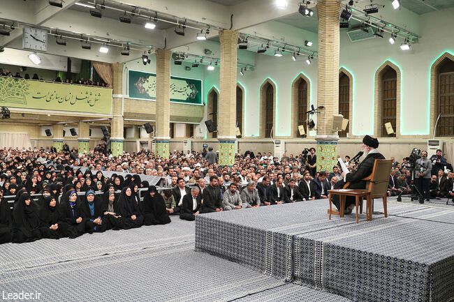 رهبر انقلاب: ترامپ به این کشورهای عربی یک الگویی را پیشنهاد می‌کند که به قول خود او، با این الگو، این کشورها بدون آمریکا ده روز هم نمی‌توانند زندگی کنند؛ مطمئناً این الگو به همت ملت‌های منطقه شکست‌خورده است