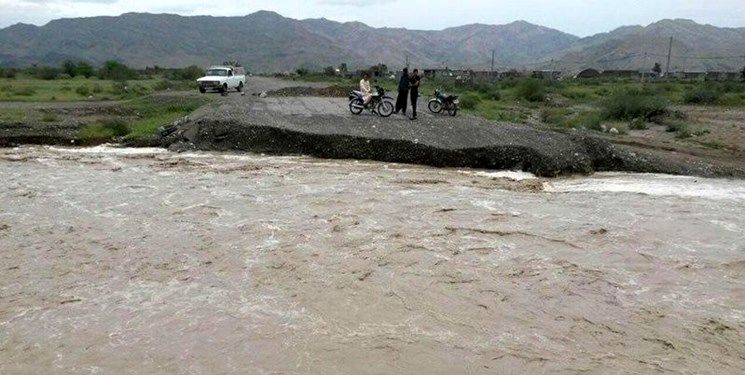 جاری شدن سیل در استهبان/ 2 نفر جان باختند