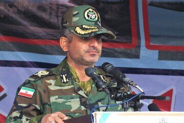 فرمانده ارشد ارتش: آمریکا و اسرائیل آرزوی تسلیم ایران را به گور می‌برند/ باج‌دادن به دشمن آغاز تمامی شر و سختی‌های غیر قابل تحمل است