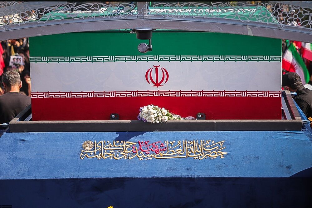 استاندار خراسان رضوی: در صورت رسیدن پیکر‌ها در روز چهارشنبه از عراق، مراسم تشییع رهبر شهید ساعت ۶ صبح در خیابان امام رضا (ع) آغاز می‌شود/ مراسم طواف و تدفین در غروب پنجشنبه انجام می‌شود