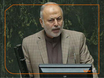 به کسی که چندین پرونده قضایی دارد، مدام تریبون می‌دهند!