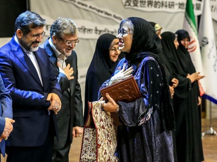 حجاب منشوری مهمانان یک مراسم رسمی با حضور همسر رئیسی و وزیر ارشاد + تصاویر