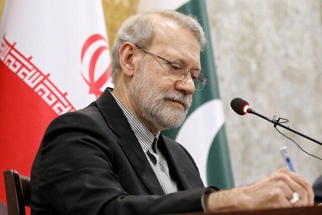 زندگی سیاسی علی لاریجانی در ۵ پرده / «مرد میانه» در جایی که روزگاری لنگه کفش و مهر به سوی او پرتاب کردند به خاک سپرده شد