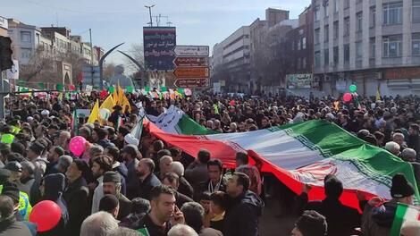 سلفی با موشک در راهپیمایی ۲۲ بهمن + عکس