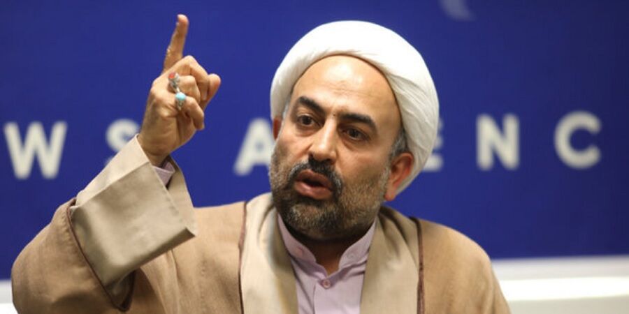روحانی معروف: در صداوسیما برخی با ریش و چفیه راه خود را باز کردند