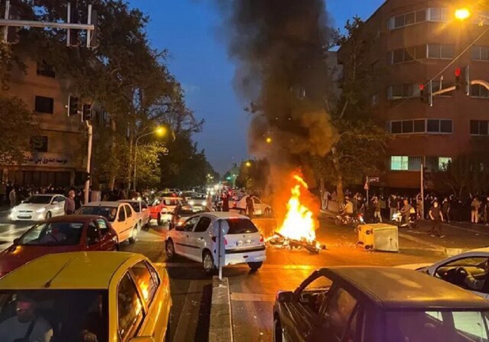 دادستان ممسنی: چند اتاق در دادگستری به آتش کشیده شد/ ساختمان دادگستری و دادسرا مورد حفاظت نیرو‌های امنیتی قرار دارند