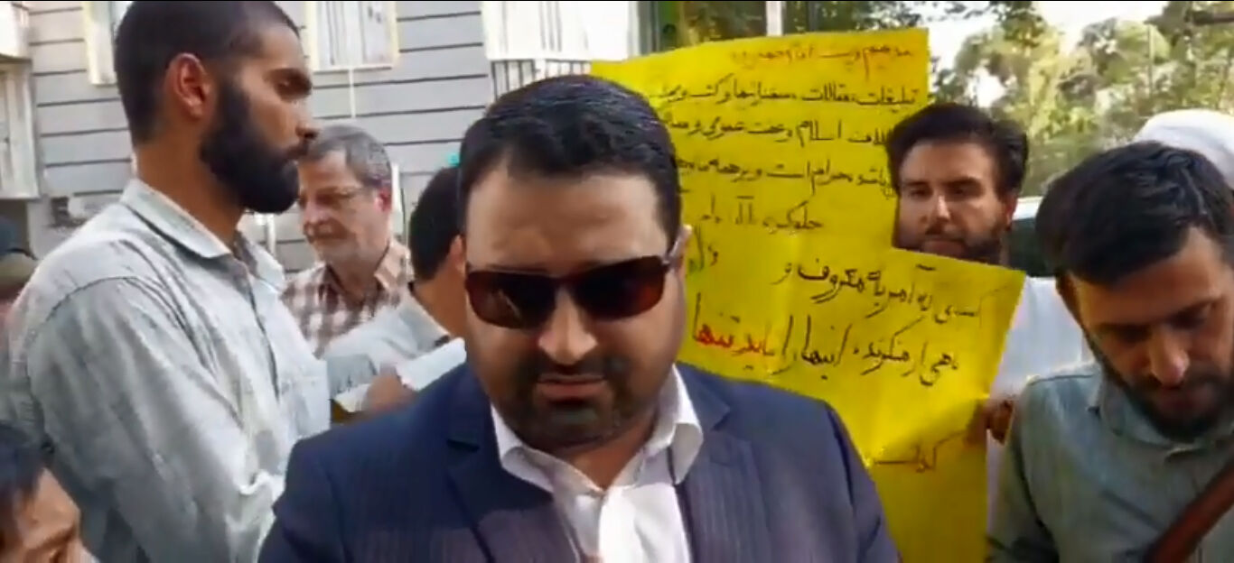 دبیر انقلابی با عینک آفتابی؛ درباره روح الله مومن نسب و بیوگرافی حماسی که از خود نوشته است