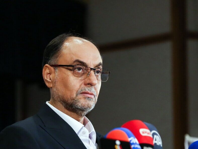 تصاویری از دادستان سابق تهران بعد از غیبت طولانی‌مدت در یک مراسم ختم + عکس