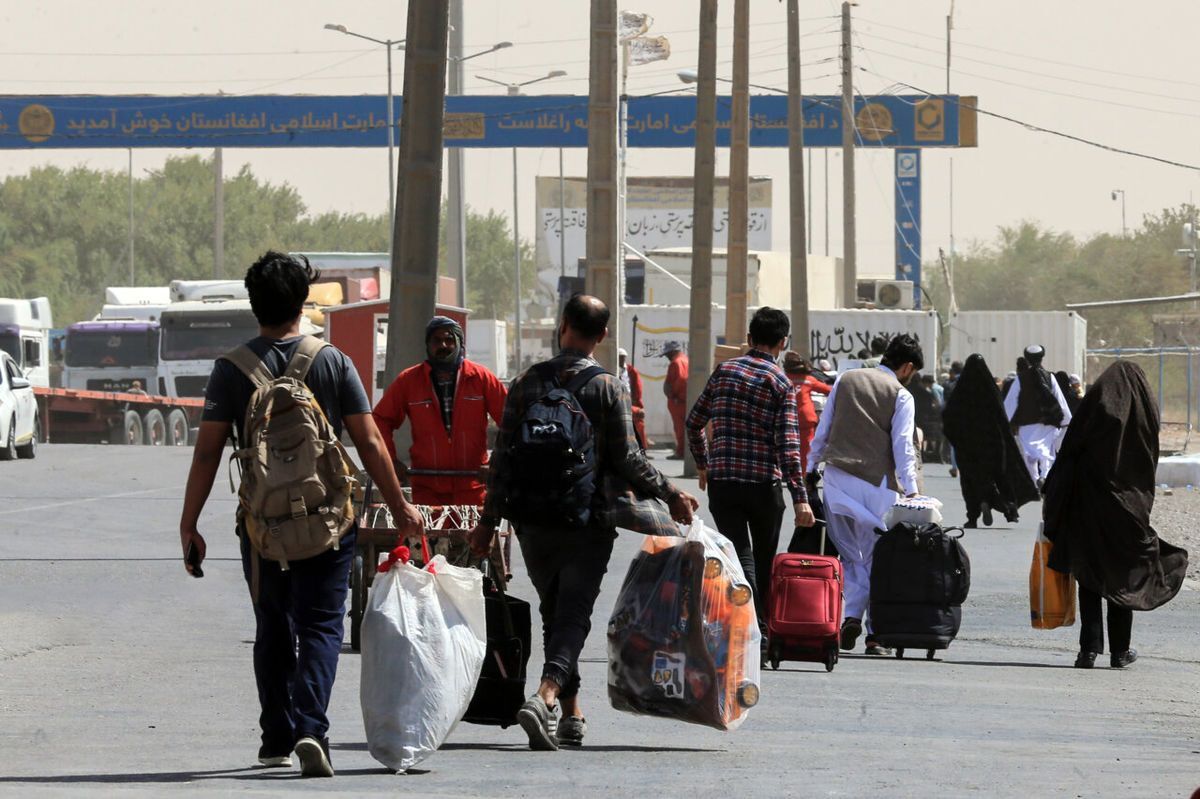 طالبان: سیل پناهجویان بازگشته از ایران فراتر از ظرفیت ماست؛ توانایی تأمین امکانات لازم برای ورود آنها را نداریم