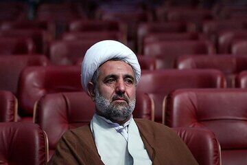 اگر گرفتن پول پارکینگ از خودروهای بی‌حجاب غیرقانونی است، دلیل بیاورید