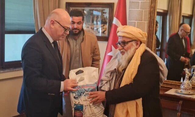 کمک ۵۰ هزار دلاری طالبان به زلزله‌زدگان ترکیه در یک کیسه پلاستیکی!