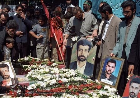 حضرات! طالبان همان است که در 17 مرداد سال۷۷ دیپلمات‌ها و خبرنگار ایرانی را به شهادت رساند!