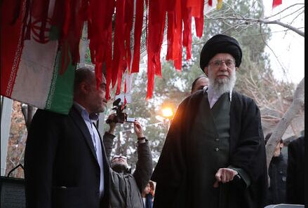 حضور رهبر انقلاب بر مزار یکی از قربانیان هواپیمای مسافربری اوکراینی + عکس