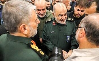 ببینید| تصاویری از دیدار و سلفی‌گرفتن سردار سلامی با زائران در مرز ایلام