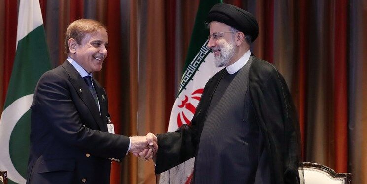 دیدار و گفتگوی رئیسی و شهباز شریف برای گسترش روابط ایران و پاکستان