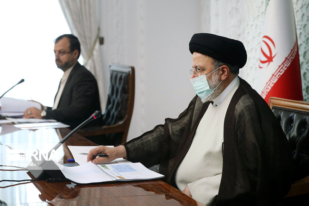 رئیسی چیزی از خلق پول نمی‌داند، اما وزیر اقتصاد و رئیس بانک مرکزی که می‌دانند چه کردند؟