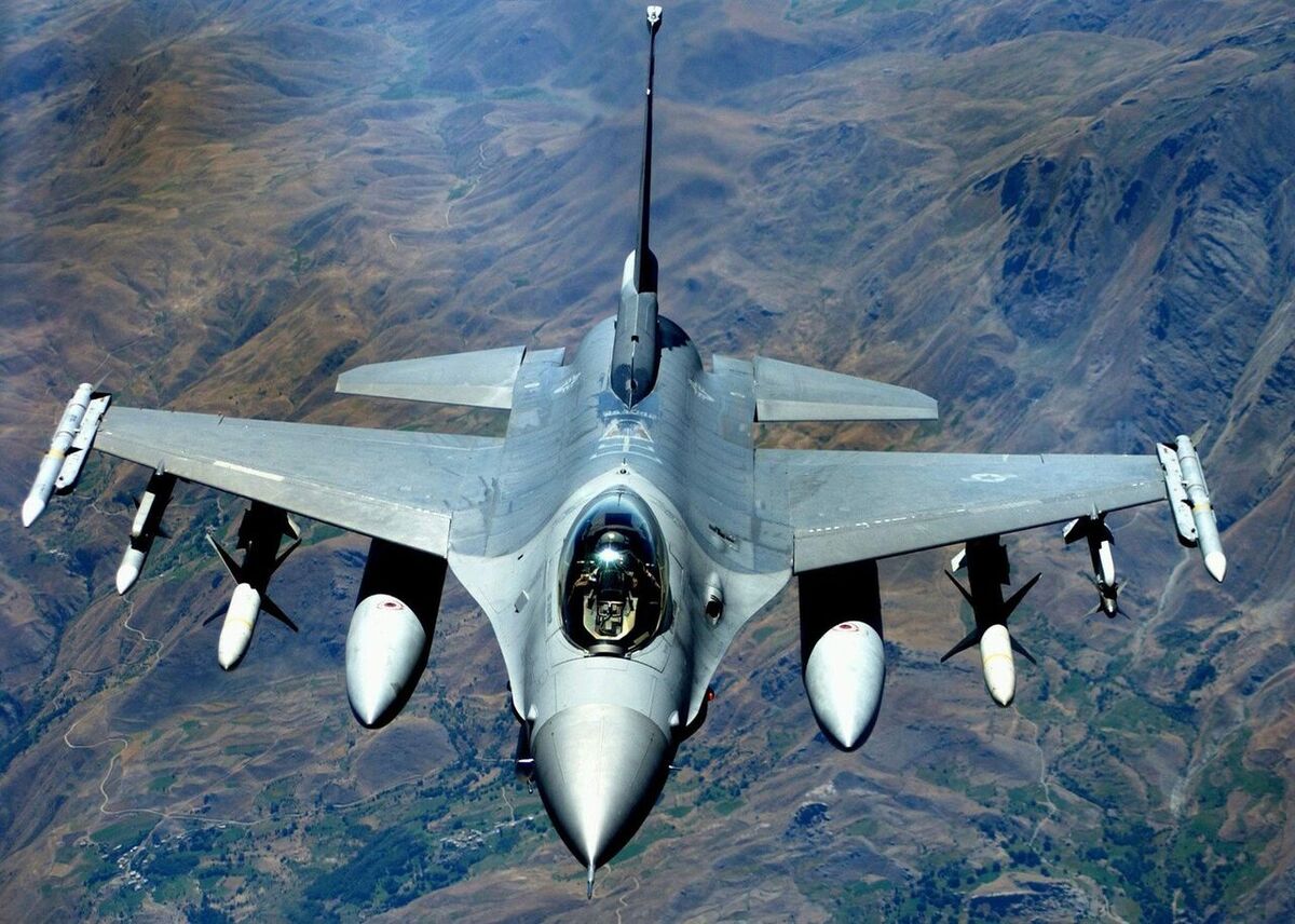 جنگنده اف ۱۶ در اوکراین سقوط کرد