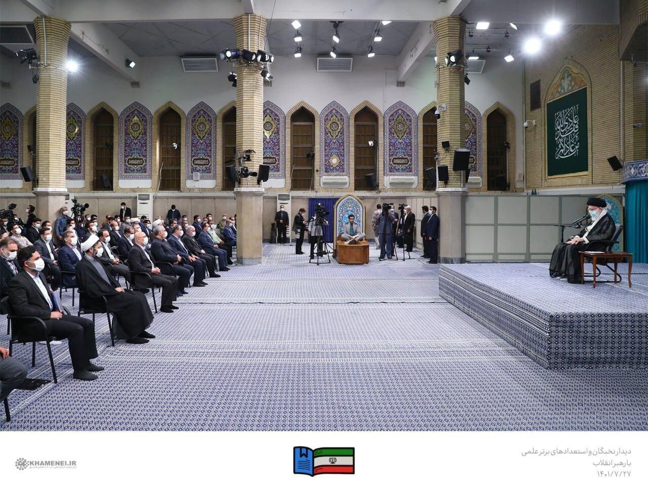 جمعی از نخبگان با رهبر انقلاب دیدار کردند