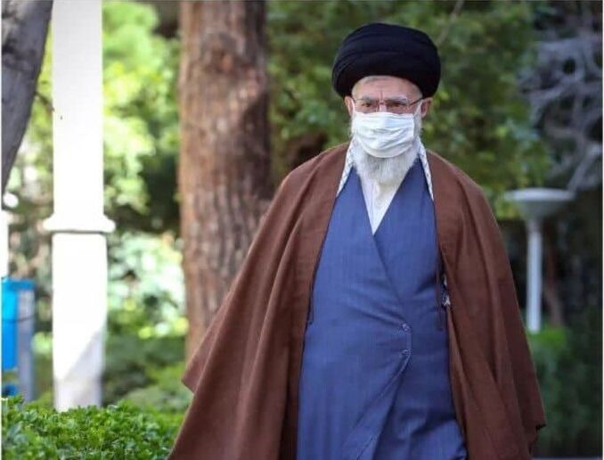 تصویری دیده‌ نشده از رهبر انقلاب در ایام کرونا با دستکش + عکس