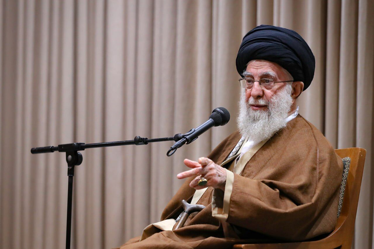 تصویری از انگشتر جدید رهبر انقلاب و نوشته متفاوت روی آن + عکس