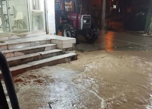 آخرین وضعیت سیل مینودشت؛ آب‌گرفتگی معابر و امدادرسانی به خودروهای گرفتار
