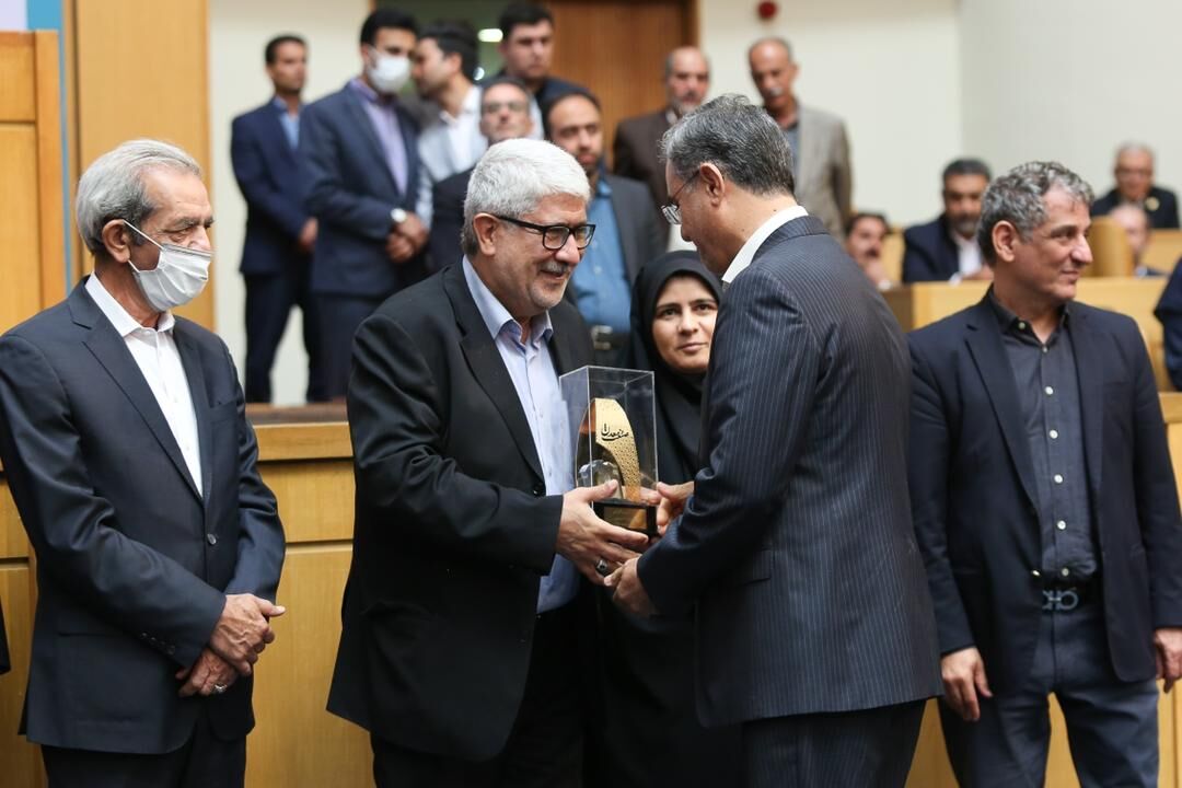 لوح و تندیس واحد منتخب تولیدی روز ملی صنعت و معدن به بهمن دیزل رسید 