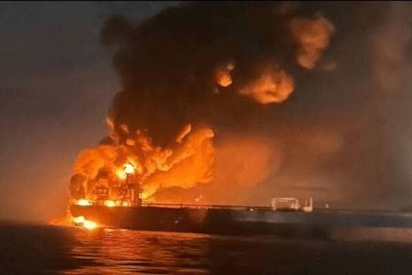 آتش‌سوزی شدید در نفتکش پس از اصابت پرتابه در تنگه هرمز