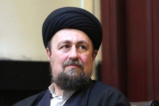 تصویری جدید از «ایران» خمینی در آغوش پدربزرگش + عکس