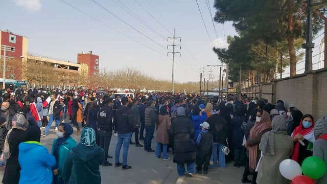 بلاتکلیفی تماشاگران خانم برای ورود به ورزشگاه امام رضا(ع)